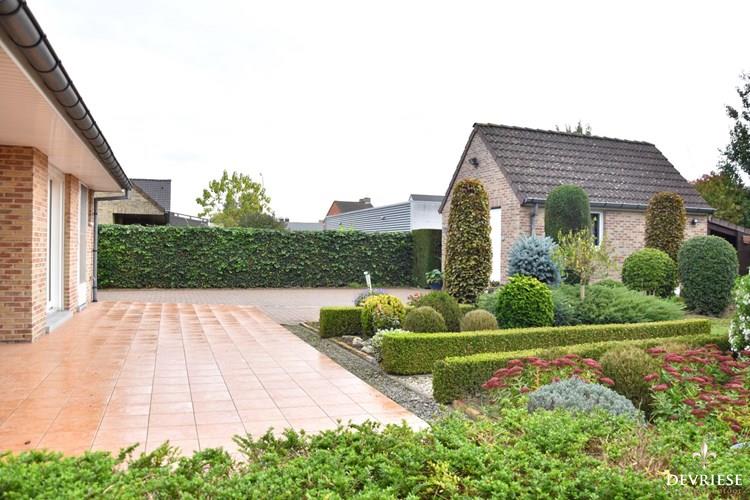 Vrijstaande gelijkvloerse villa te koop in Emelgem op een perceel van 720 m&#178; 