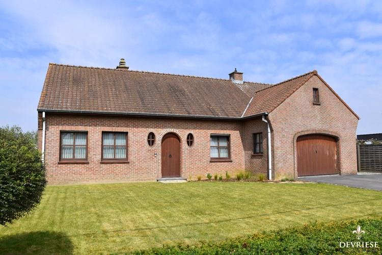Alleenstaande woning te koop in Ooigem met 3 slaapkamers, garage op terrein van 1401 m&#178; 