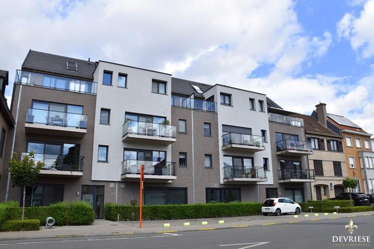 Recent duplexappartement met 2 slaapkamers te koop in centrum van Gullegem 