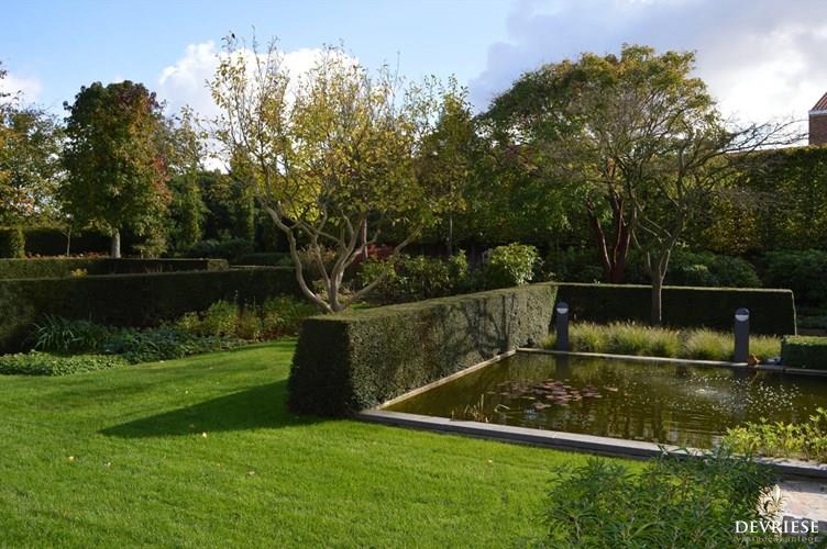 Ruime villa omgeven van prachtige tuin 