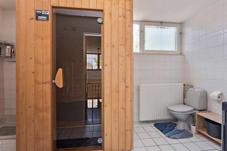 Ook in deze badkamer een infrarood saunacabine, geschikt voor twee personen.
Daglicht en ventilatie via de dakkapel met hardhouten kozijnen met dubbele beglazing en een vliegenhor.