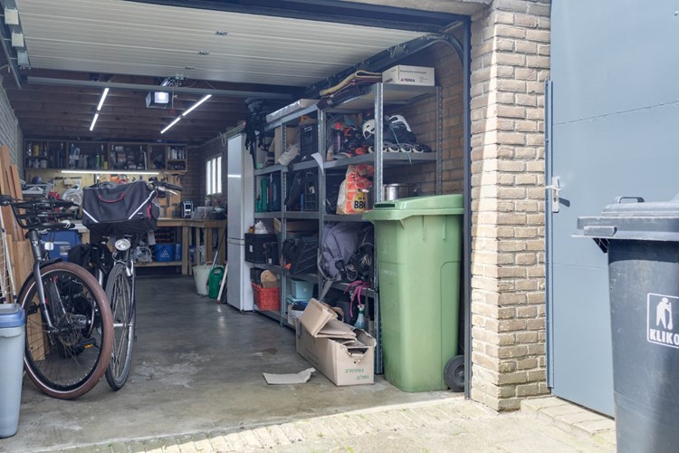 Een in 2020 geheel gerenoveerd twee-onder-een-kapwoning met ruime garage in Sprang-Capelle 