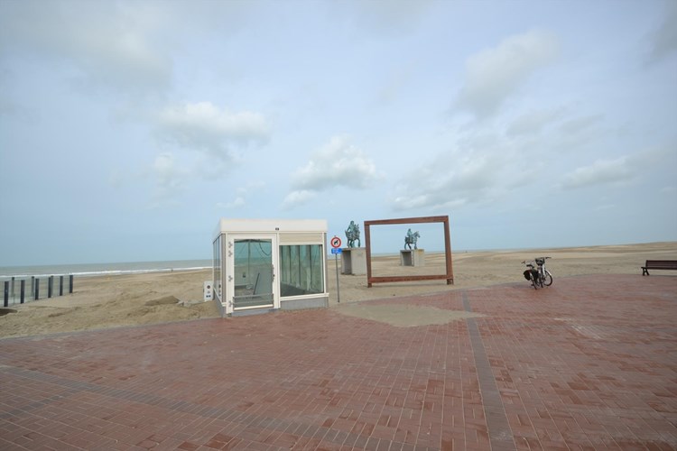 Gesloten garagebox  onder de zeedijk  van Oostduinkerke 