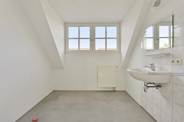 De badkamer met dakkapel op de verdieping kan naar eigen inzicht  afgewerkt worden. De voorbereidingen voor douche en bad zijn aanwezig.