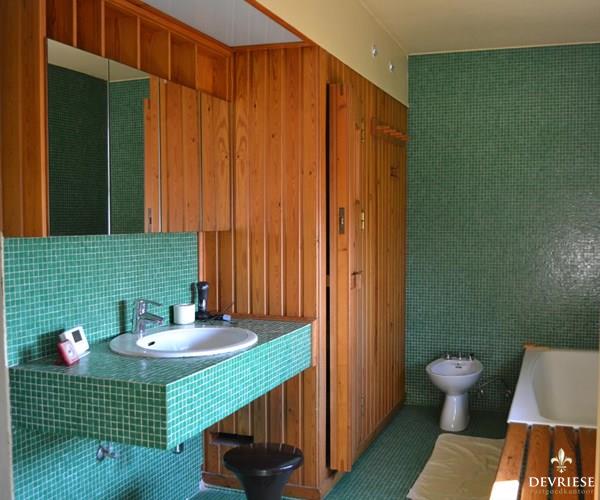 Rustig gelegen alleenstaande woning met 5 slaapkamers, bureelruimte, dubbele garage &#233;n sauna. 