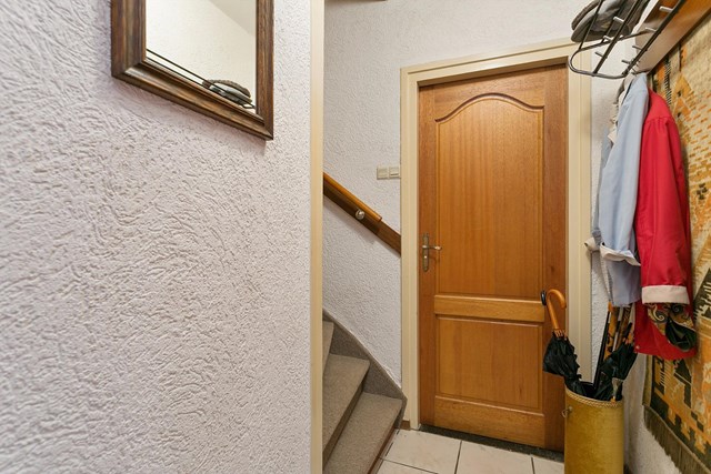 In de hal welke u via de keuken bereikt vindt de toegangsdeur naar de badkamer en de trapopgang naar de verdieping.