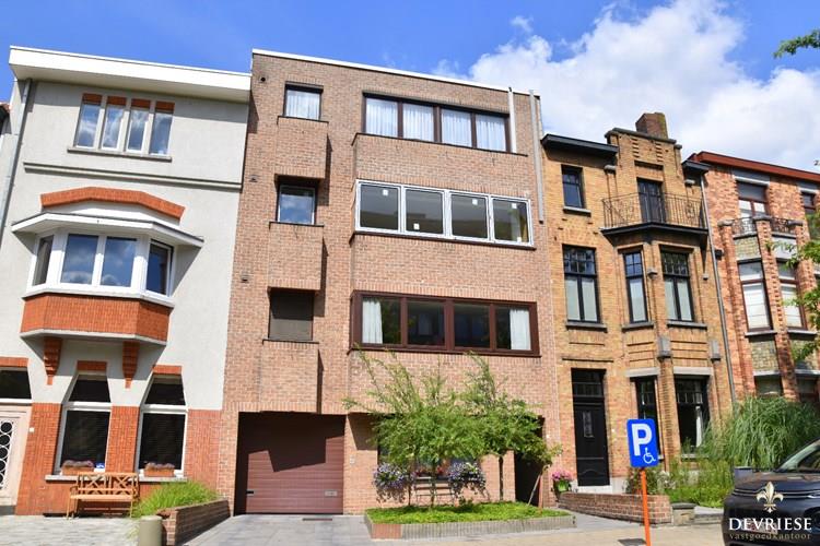 Zeer verzorgd 2 slaapkamer appartement m&#233;t garage &#233;n topligging te Kortrijk 
