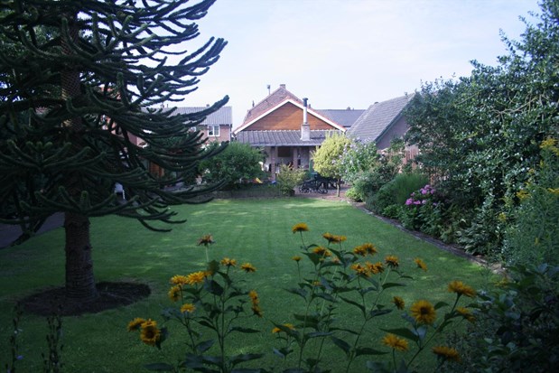 Goed onderhouden vrijstaande woonboerderij met overdekt terras en tuin, gelegen op een perceel van 725 m&#178; in de dorpskern van Posterholt. 