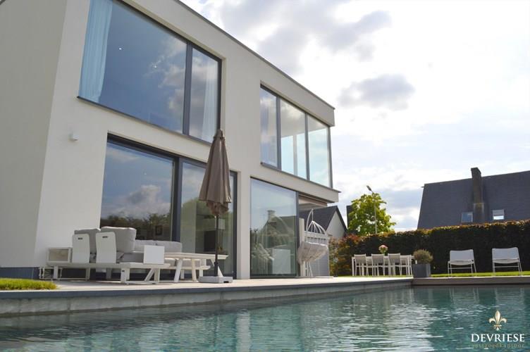 Strakke Villa met zwembad met topligging 