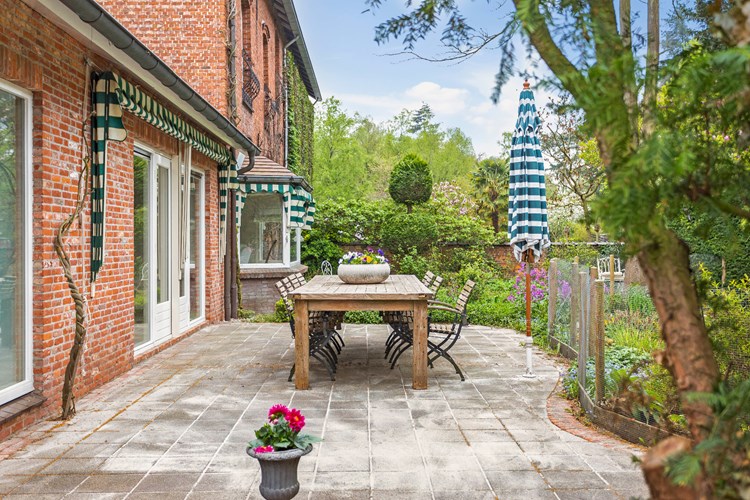 Direct aan de woning bevindt zich een ruim terras met een mooi zicht op de 'groene' tuin. 