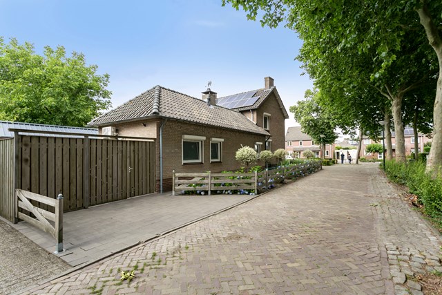 Voor en naast de woning ligt een uiterst rustige parallelweg naast Oude Dijk en Europalaan. Hier is ook de brede toegangspoort naar de achtertuin.