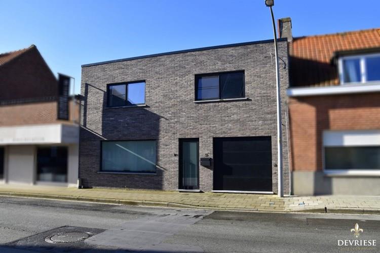 Gezinswoning met 4 slaapkamers, garage en grote zonnige tuin te koop in Rollegem 