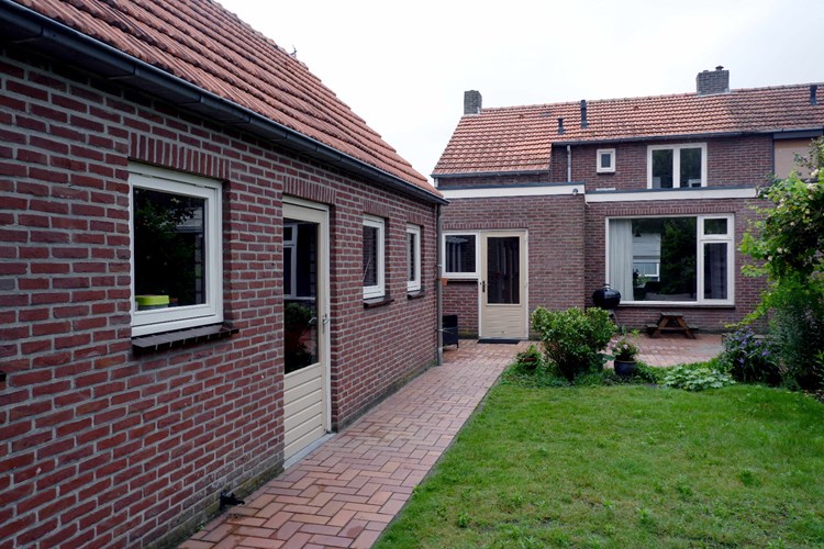 De vrijstaande garage is ook bereikbaar vanuit de tuin middels een hardhouten terrasdeur.  
