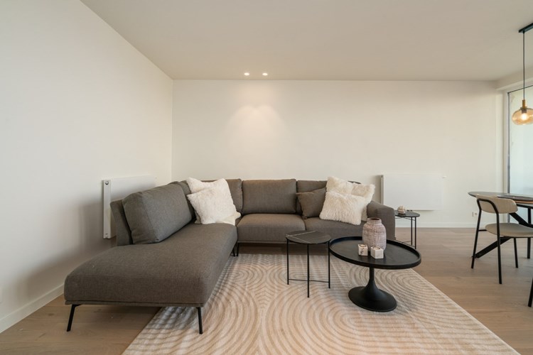 Luxueus vernieuwd 2-slaapkamerappartement met prachtige open zichten en royaal terras! 