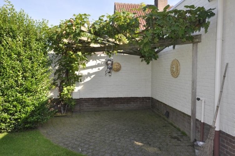 Vrijstaand woonhuis met een verrassend grote tuin, 4 slaapkamers en 2 badkamers. Gelegen nabij scholen, voorzieningen en natuurgebied! Doordat er een slaapkamer en badkamer op de begane grond aanwezig 