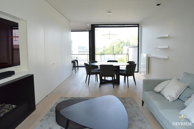 Recent nieuwbouw appartement in het centrum van Kortrijk met zich op de Leie. 