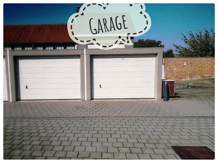 Veilige, ruime garage met automatische sectionaalpoort centrum Lede 