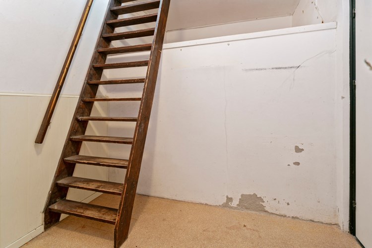 In de ruime bijkeuken met de aansluiting voor de wasapparatuur is een vaste steile trap naar de opbouw aanwezig met een grote hobbyruimte.