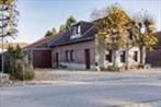 In het natuurrijke buitengebied van Posterholt, in buurtschap Voorst ligt deze vrijstaande woning met achtergelegen schuur, loods, stal, half open berging, erf, tuin en landbouwgrond. 