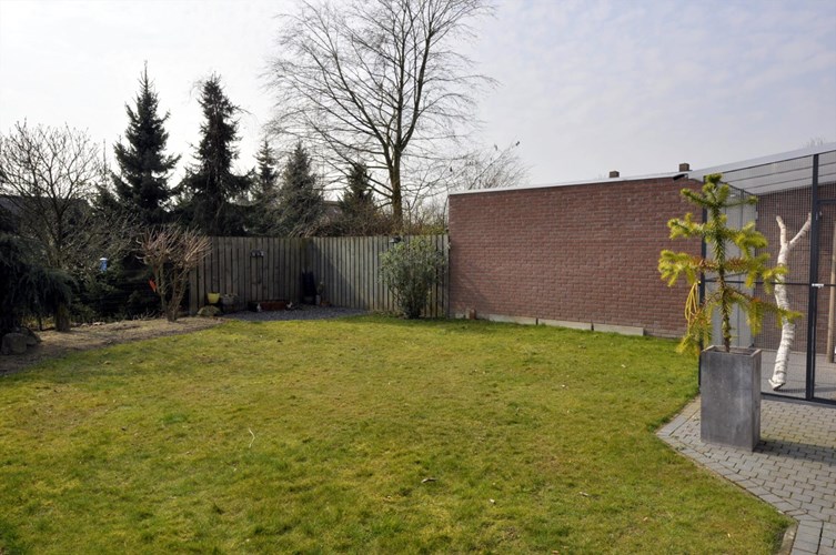 Instapklare woning met uitbouw, inpandige garage met carport en ruime tuin nabij het centrum van Roggel. 