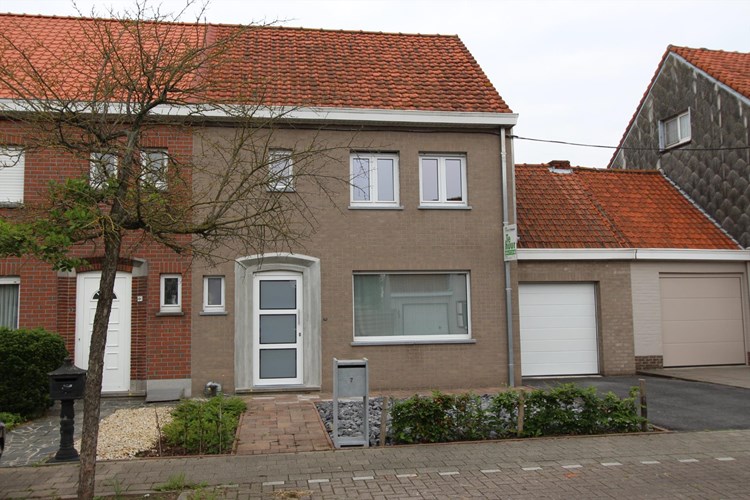 Volledig vernieuwde energiezuinige woning met garage en tuin te Roeselare 