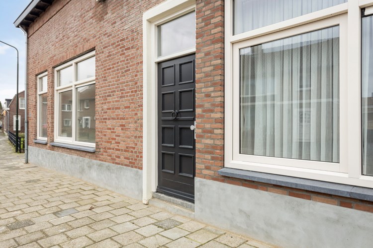 Appartement 20A is gelegen op de 1e verdieping en bereikbaar via de voordeur aan de Dorpsstraat. 