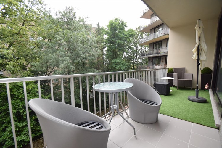 Vernieuwd en verzorgd appartement nabij station met zonneterras in groene omgeving 