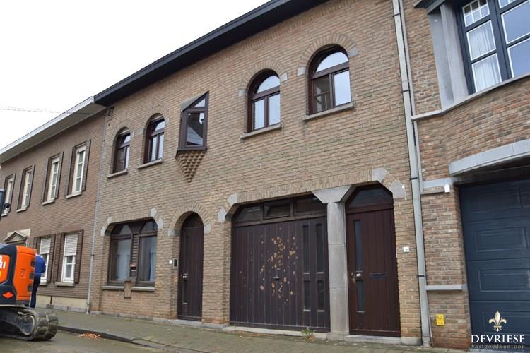 Opbrengsteigendom met 2 (verhuurde) appartementen te koop in centrum Bellegem 