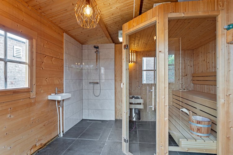 Aan de binnenzijde voorzien van een tegelvloer met vloerverwarming, een betegelde douchehoek en een 4-persoons 'Finse' sauna. Er is een aansluitmogelijkheid voor het realiseren van een toilet. Voor het tuinhuis staat een los dompelbad. 