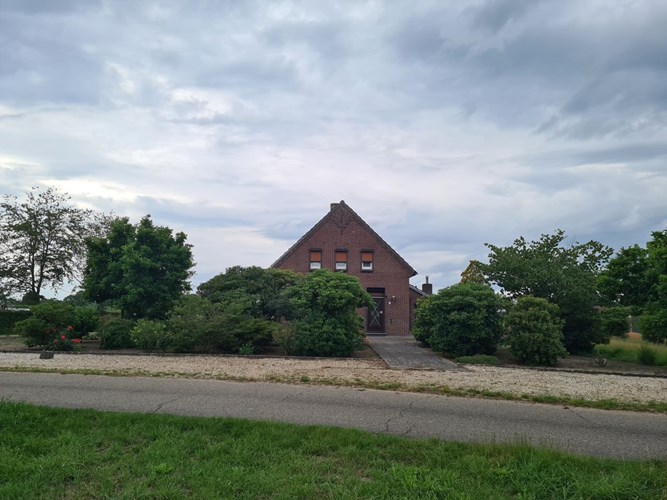 Fraaie te renoveren woonboerderij gelegen in het buitengebied van Neer. 