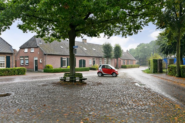De woning is rustig gelegen nabij het Tooseplein tegenover de voormalige pastorie