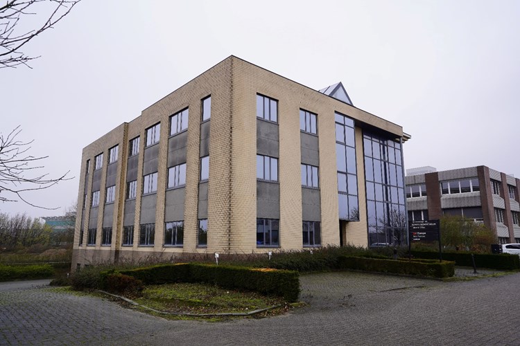 70,-€ / m&#178; Mooi 1447 m&#178; kantoorgebouw + 338 m&#178; atelier &amp; 12 parking TH 