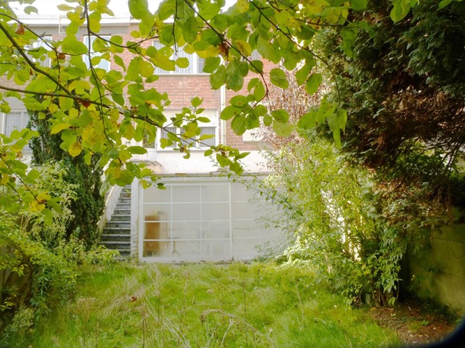 Te moderniseren gezinswoning met tuin en garage 