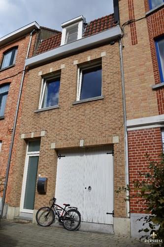 Rustig gelegen stadswoning te koop, Kortrijk, met 4 slaapkamers en zonnige tuin 