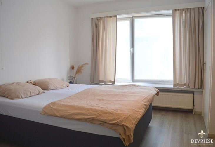 Vernieuwd 2 slaapkamer appartement in het centrum van Gullegem 