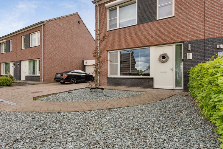 Instapklare halfvrijstaande woning met groot overdekt terras gelegen aan Kerkveldstraat in Leveroy 