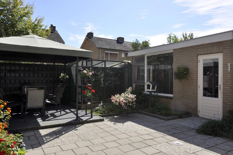 Halfvrijstaand woonhuis met garage, carport  en serre, gelegen op loopafstand van de dorpskern van Haelen. 