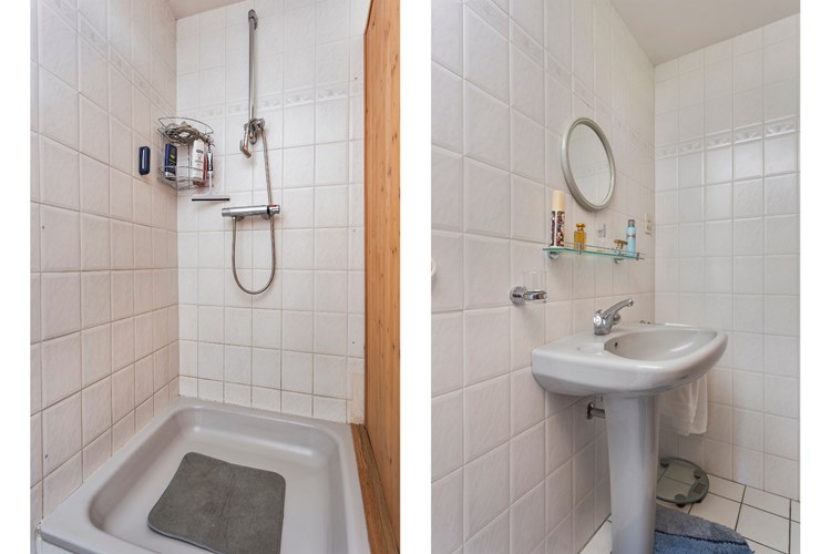 Op de overloop naar de royale, volledig betegelde 2e badkamer met een stucwerk plafond. Met een douche, een wastafel met planchet en spiegel en een 3e toilet (duoblok).