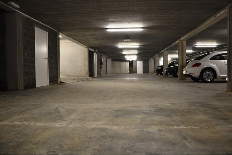 Diverse autostaanplaatsen in ondergrondse garage 