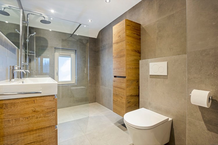 Een luxe, volledig betegelde badkamer (2020) met elektrische vloerverwarming en een stucwerk plafond met LED inbouwspots en mechanische afzuiging.
Natuurlijke ventilatie via een kunststof raamkozijn (draai-/kiep) met gematteerde HR++ beglazing.  