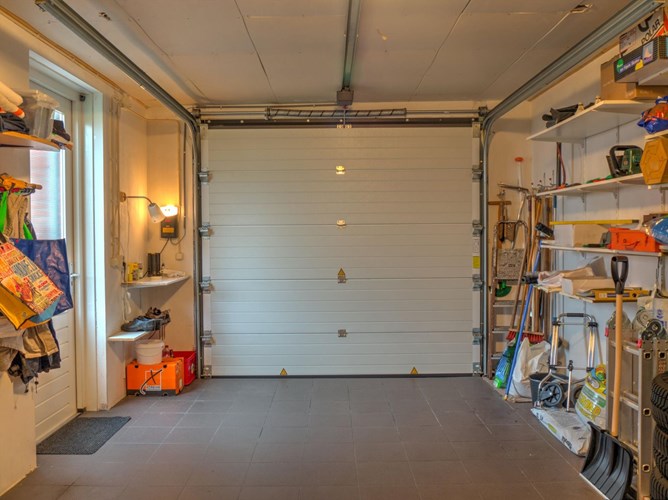 Halfvrijstaand woonhuis met garage 