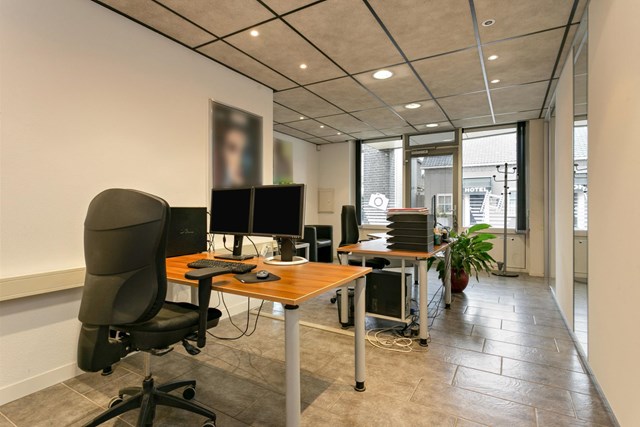 In deze  kantoorruimte bevindt zich de entree en is er de mogelijkheid voor meerdere bureau's/werkplekken.
