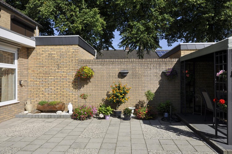 Halfvrijstaand woonhuis met garage, carport  en serre, gelegen op loopafstand van de dorpskern van Haelen. 