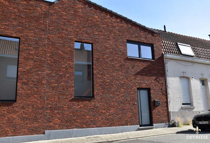 Nieuwbouwwoning met 3 slaapkamers, autostaanplaats en tuin te huur in Rollegem 